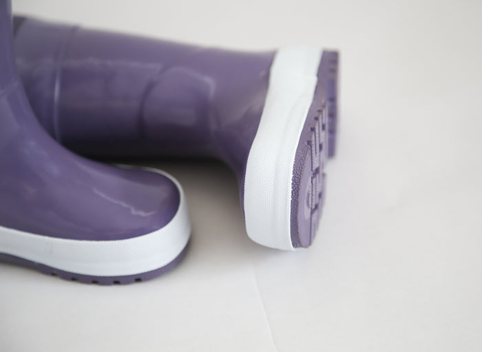 Close-up of waterproof rubber and non-slip sole – grape rain boots waders