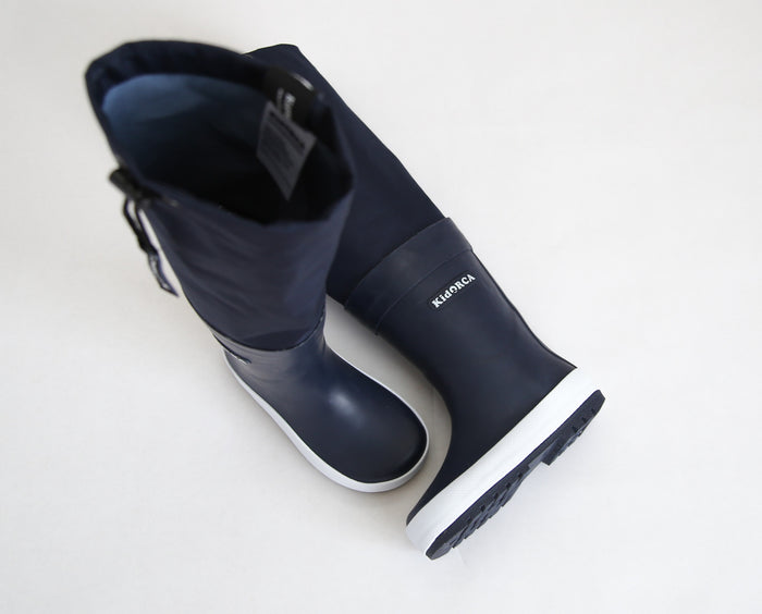 Close-up of waterproof rubber and non-slip sole – navy rain boots waders