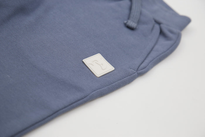 Close-up of french terry fabric and tapered fit – flint kids sweatpants